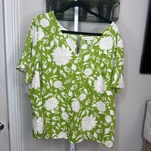 1X Ava & Viv Green Floral Flowy Sleeved Top